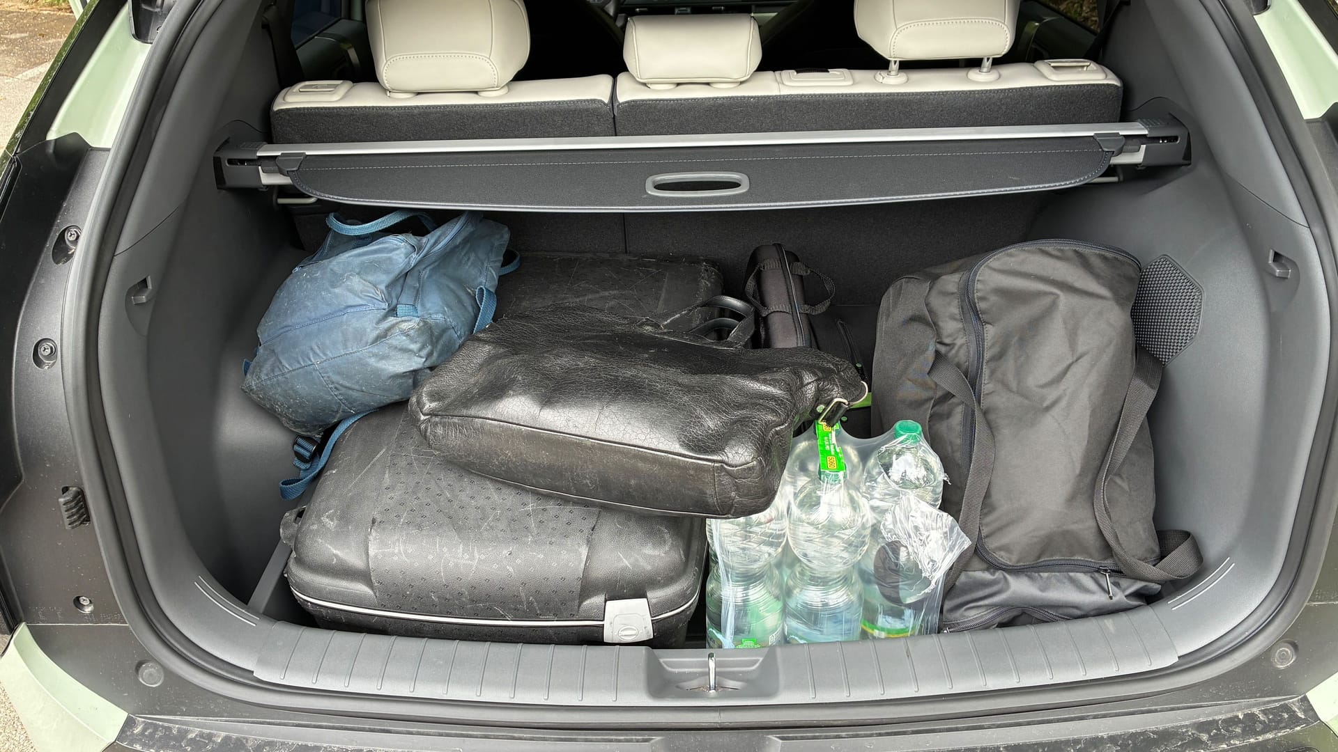 Vollgepackt: Ein großer und ein kleiner Trolley sowie einige Taschen passen bequem in den Laderaum des EV3.