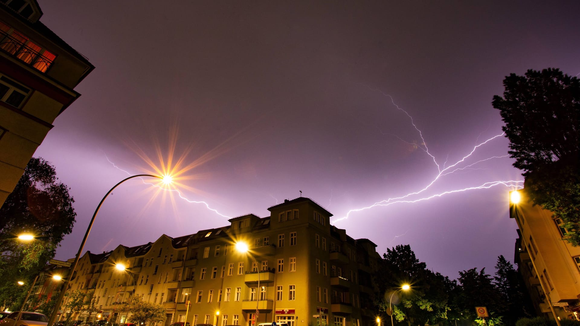 Gewitter über Berlin: Es wird ungemütlich in der Hauptstadt und in Brandenburg. Gewitter über Berlin: Es wird ungemütlich in der Hauptstadt und in Brandenburg.