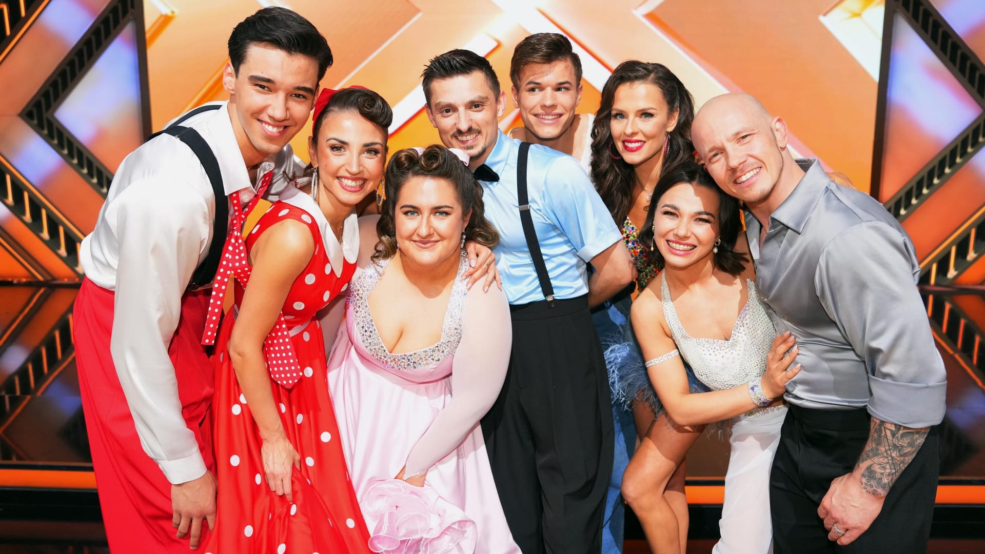 "Let's Dance": Diego Pooth (l.), Sandra Safiulov (3.v. l.), Taliso Engel (4.v.r.) und Fabian Hambüchen (r.) kämpften um den Einzug ins Finale.
