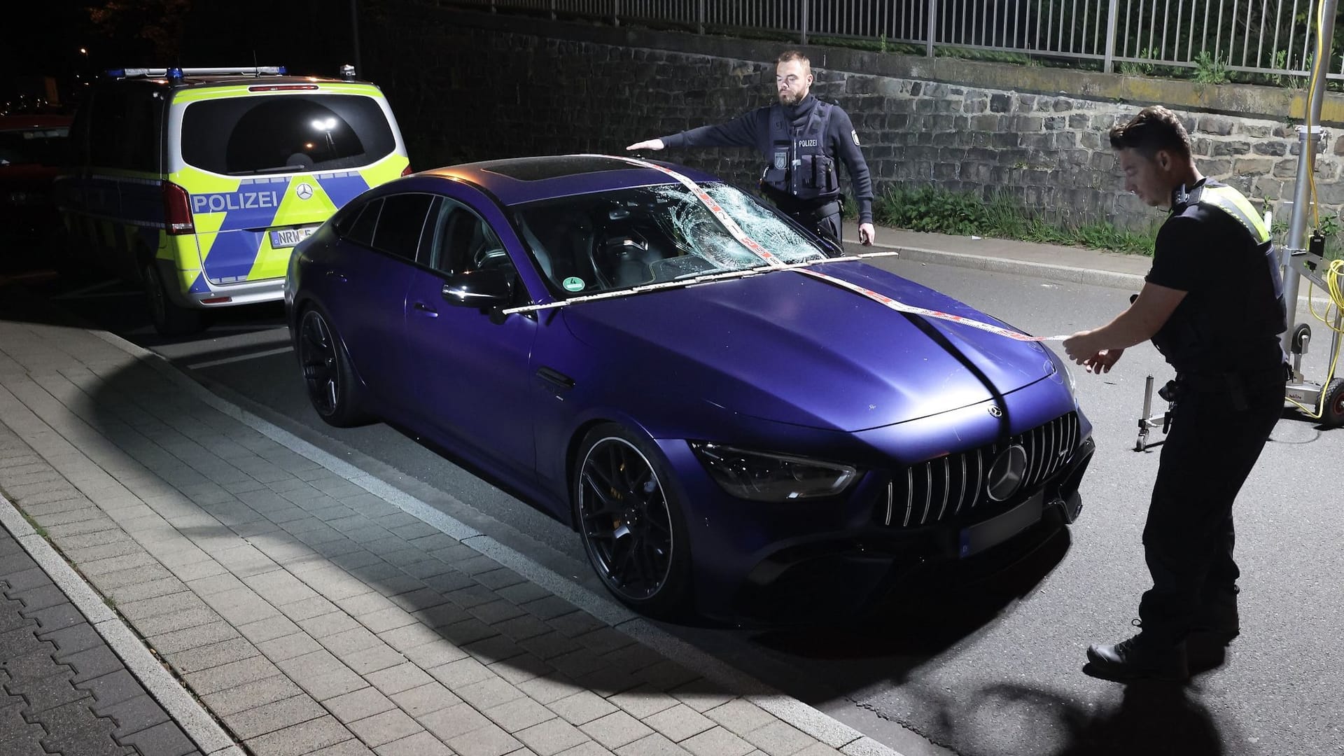 Der beschädigte Mercedes-Sportwagen nach dem Unfall: Eine junge Frau erlag inzwischen ihren Verletzungen.