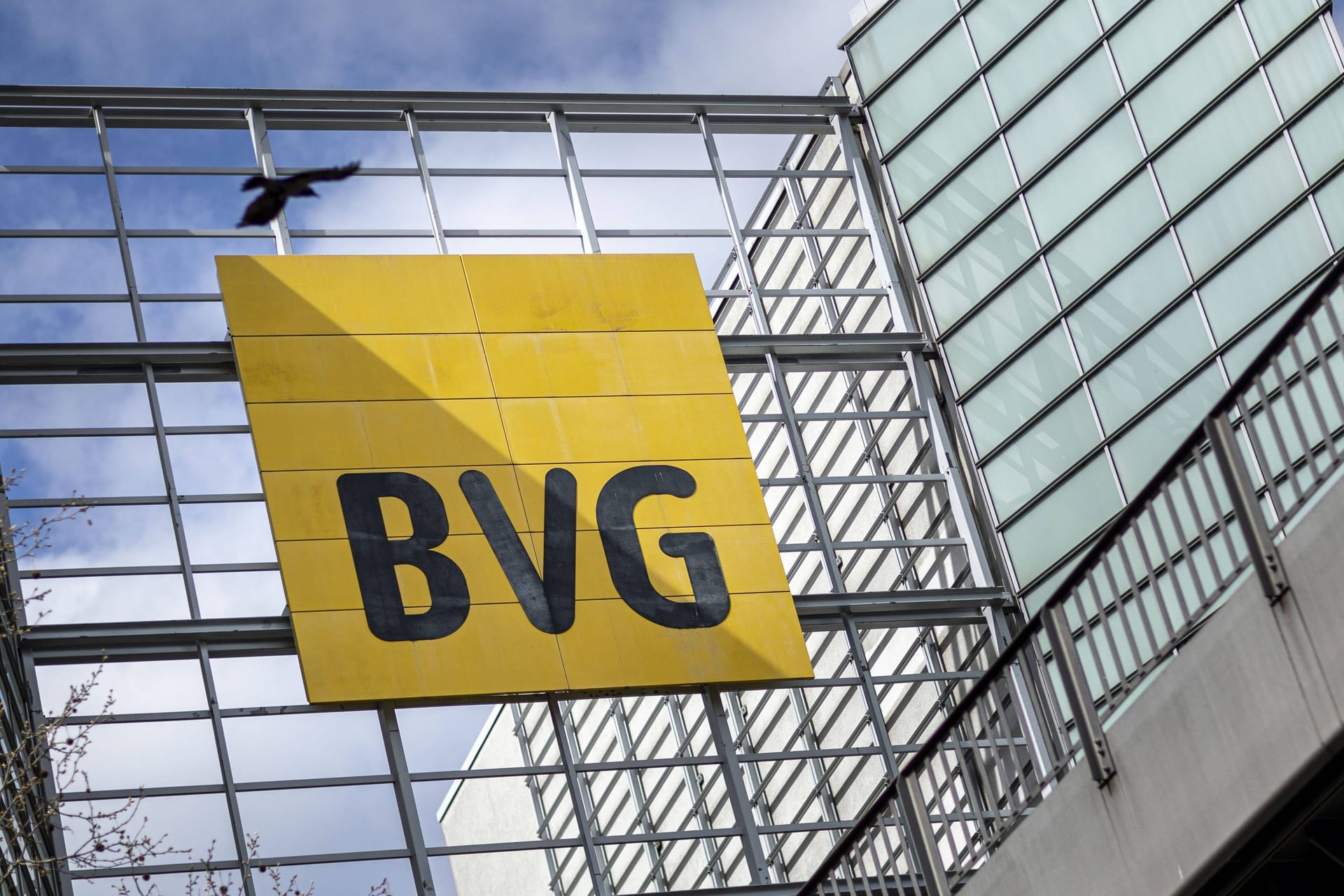 Das Logo der Berliner Verkehrsbetriebe BVG in der Naehe des U-Bahnhofs Gleisdreick. Berlin, 13.04.2023. Berlin Deutschland Das Logo der Berliner Verkehrsbetriebe BVG in der Naehe des U-Bahnhofs Gleisdreick. Berlin, 13.04.2023. Berlin Deutschland