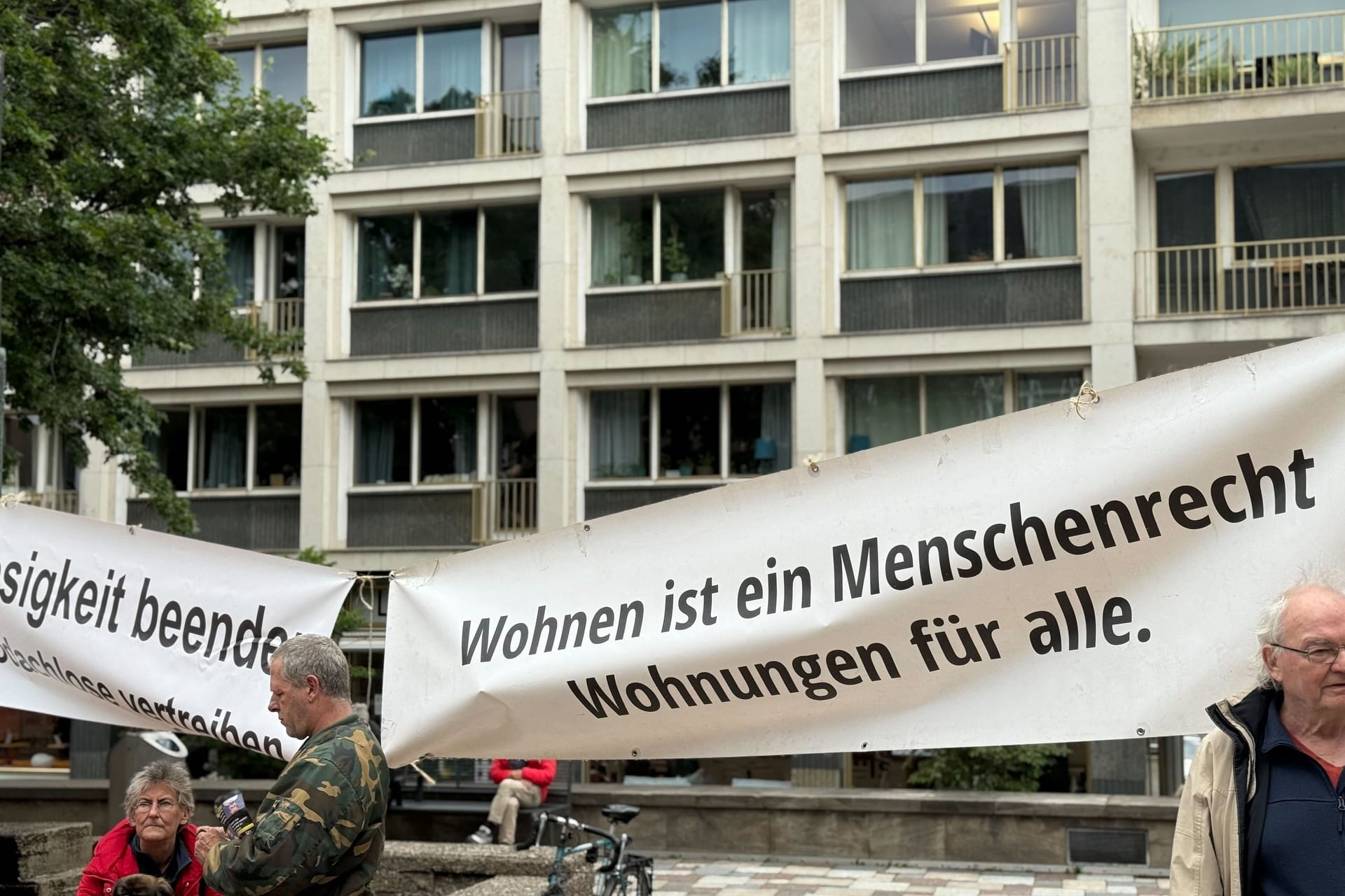 Ein Transparent vor dem Theo-Burauen-Platz: Kurz vor der Ratssitzung protestieren um die 60 Personen.