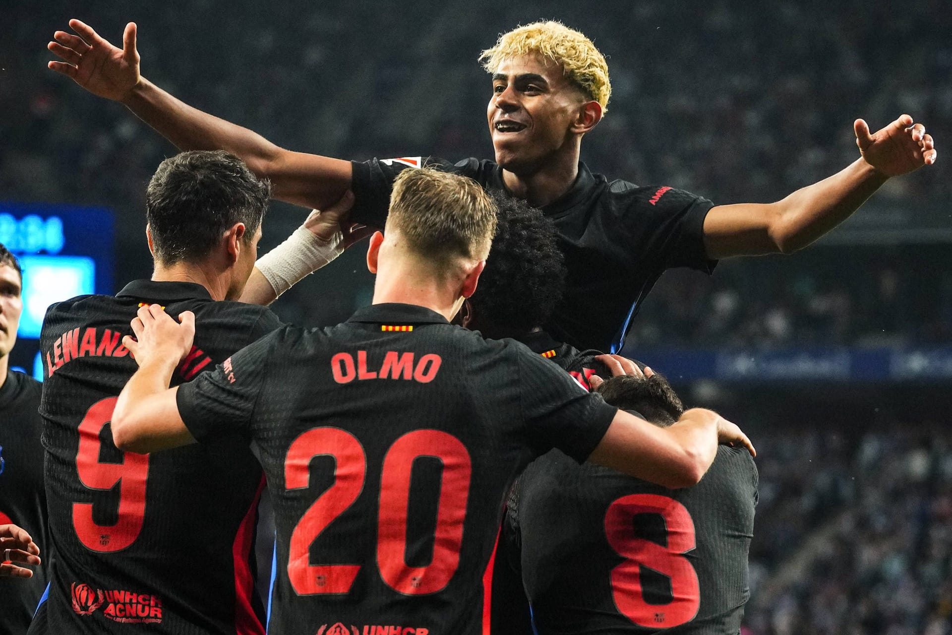 Am Ziel: Die Barça-Stars um Lamine Yamal (M.) feiern den Titelgewinn.
