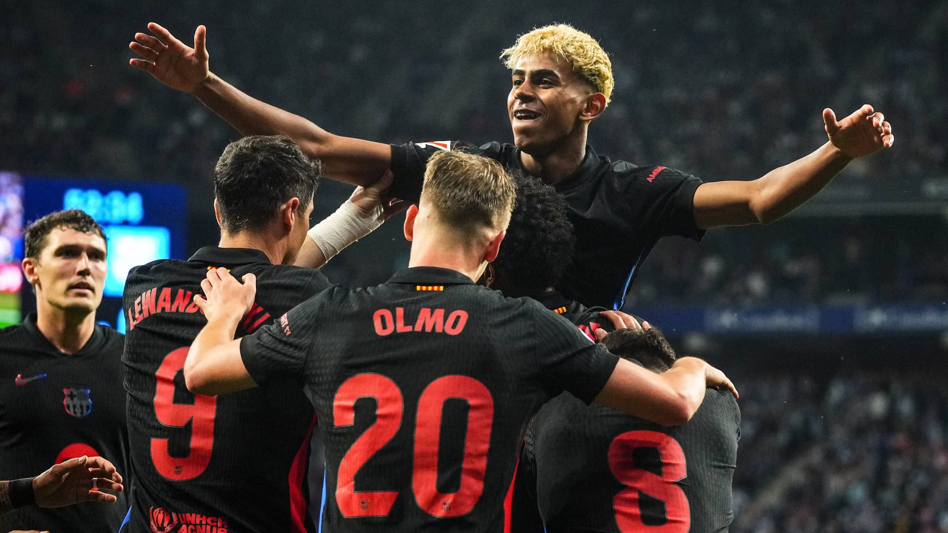 Am Ziel: Die Barça-Stars um Lamine Yamal (M.) feiern den Titelgewinn.