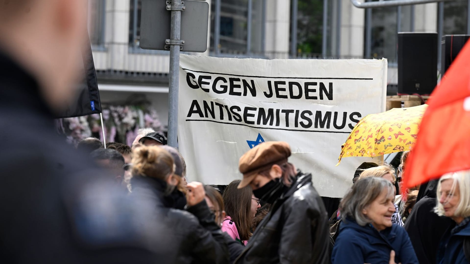 Antifaschisten gegen Neonazis: friedliche Kundgebungen