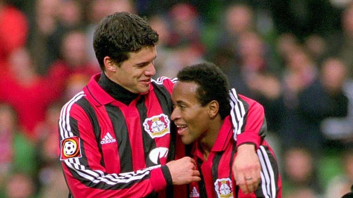 Zé Roberto (r.) und Michael Ballack: Nachdem das Duo Leverkusen 2002 Richtung München verlassen hatte, schlitterte die Werkself in der Folgesaison in akute Abstiegsnot, rettete sich auf Platz 15.