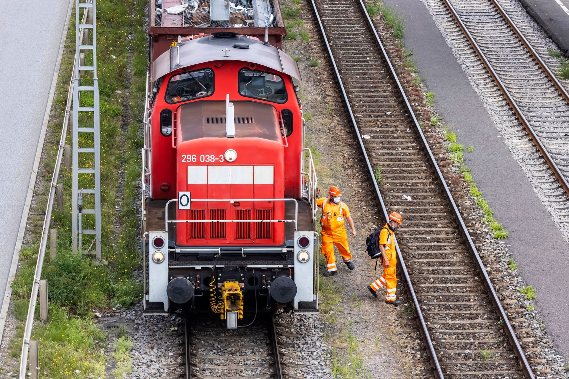 Eine Güterlok auf der Schiene (Symbolbild): Bei einem schweren Unglück hat ein Mann Teile seines Beins verloren.