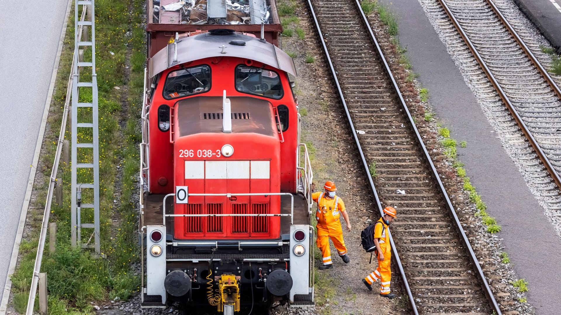 Eine Güterlok auf der Schiene (Symbolbild): Bei einem schweren Unglück hat ein Mann Teile seines Beins verloren.