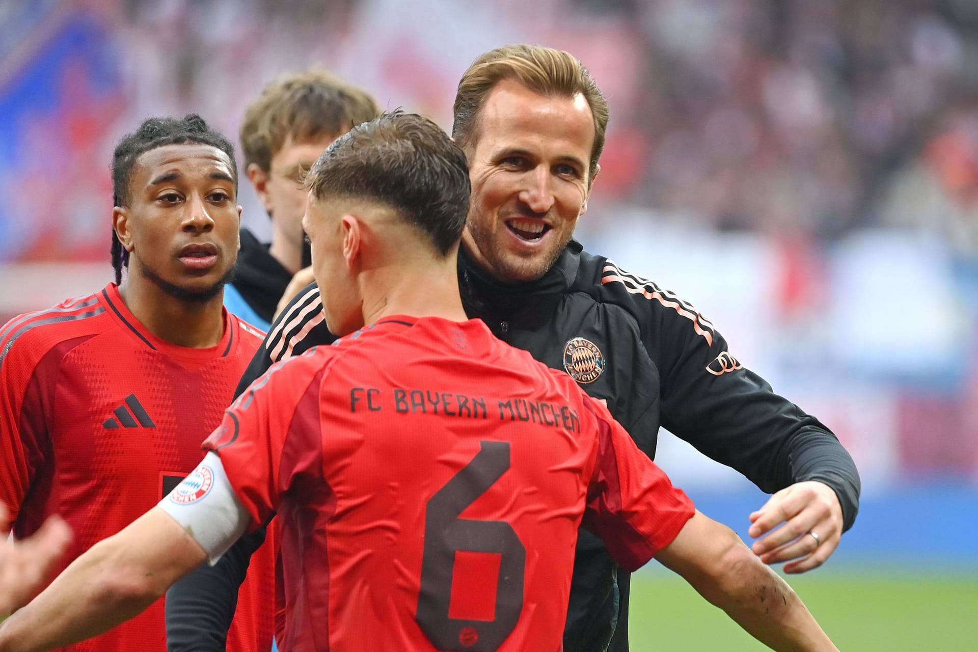 Harry Kane (r.) durfte in Leipzig wegen einer Gelbsperre nur zuschauen.