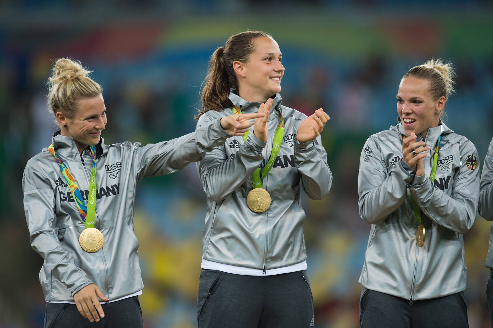 Svenja Huth, Laura Benkarth und Isabel Kerschowski (v. l. n. r.): Deutschland gewann 2016 das Finale gegen Schweden (2:1) und feiert den Olympiasieg.