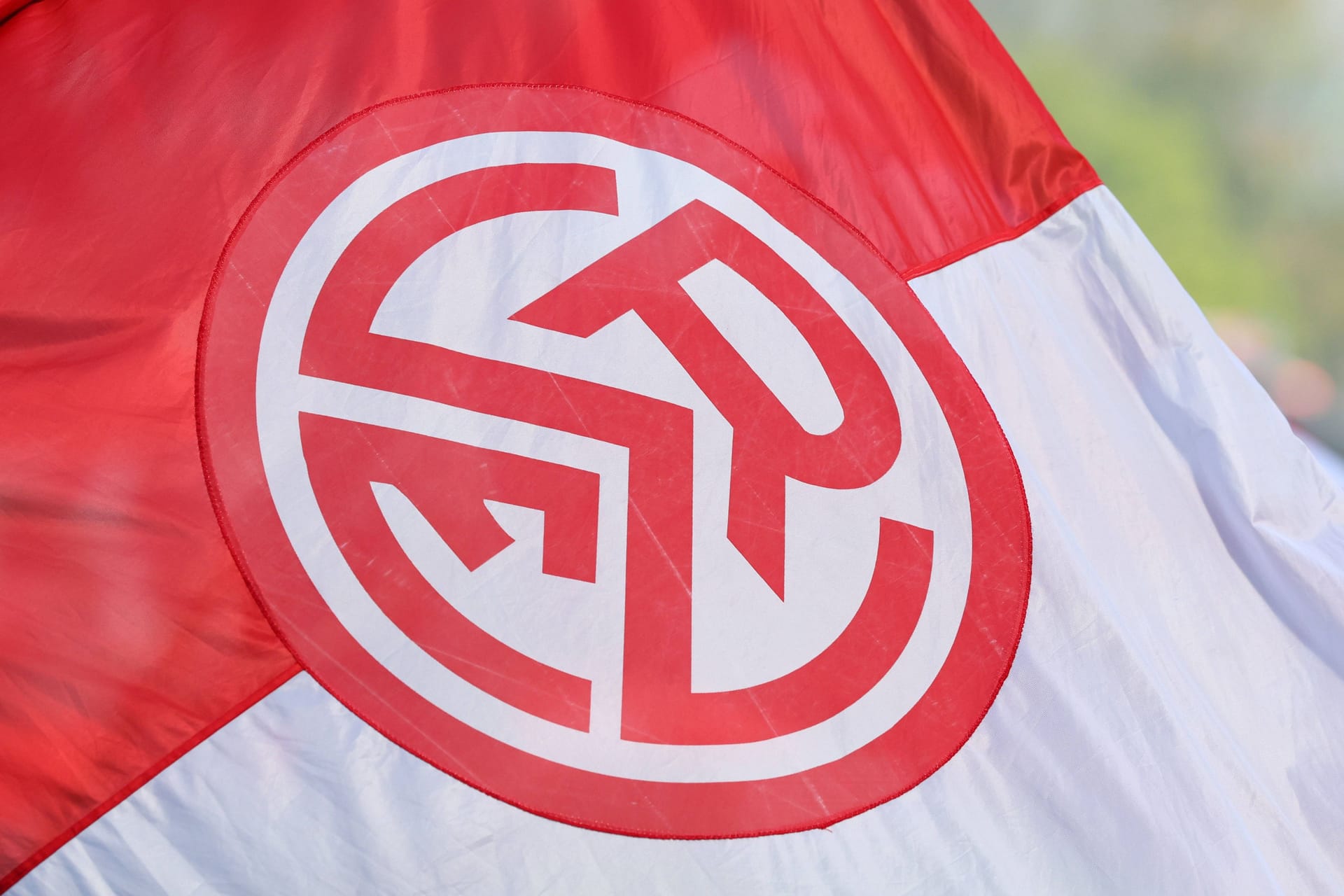 Fahne von Rot-Weiss Essen (Symbolbild): Ein Sondertrikot erhitzt in den sozialen Medien derzeit die Gemüter.