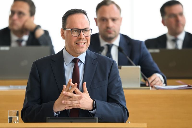 Wirtschaftsminister Dirk Panter will mehr Rüstungsfirmen nach Sachsen locken.