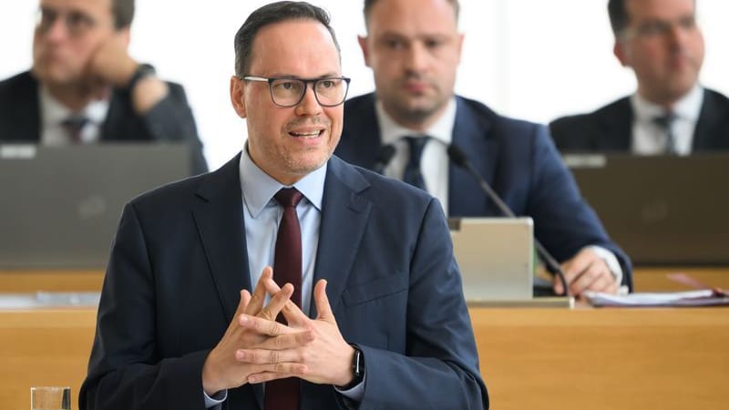 Wirtschaftsminister Dirk Panter will mehr Rüstungsfirmen nach Sachsen locken. Wirtschaftsminister Dirk Panter will mehr Rüstungsfirmen nach Sachsen locken.