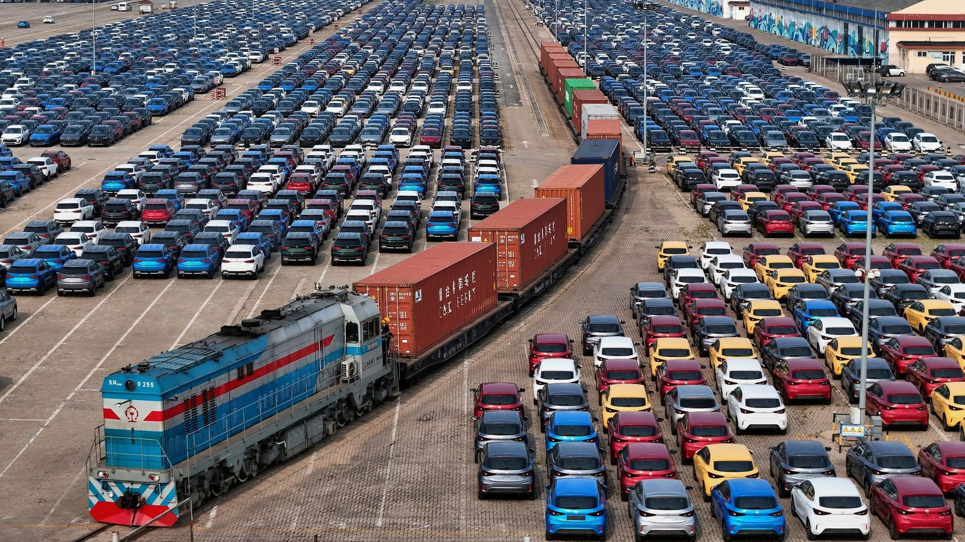 Ein Güterzug fährt durch den Hafen der chinesischen Stadt Shandong: Trotz des Handelskonflikts mit den USA sind Chinas Exporte gestiegen.