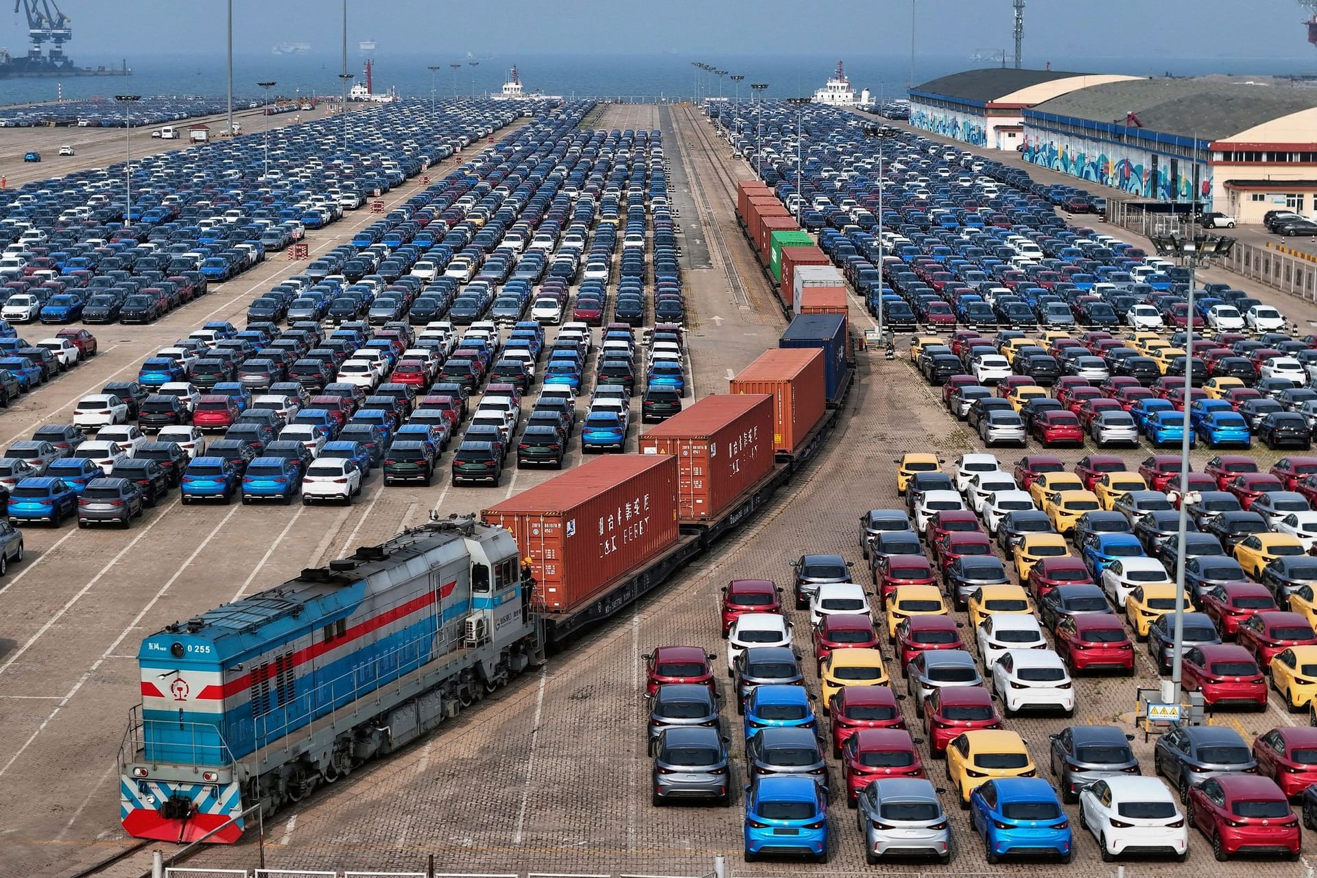 Ein Güterzug fährt durch den Hafen der chinesischen Stadt Shandong: Trotz des Handelskonflikts mit den USA sind Chinas Exporte gestiegen. Ein Güterzug fährt durch den Hafen der chinesischen Stadt Shandong: Trotz des Handelskonflikts mit den USA sind Chinas Exporte gestiegen.