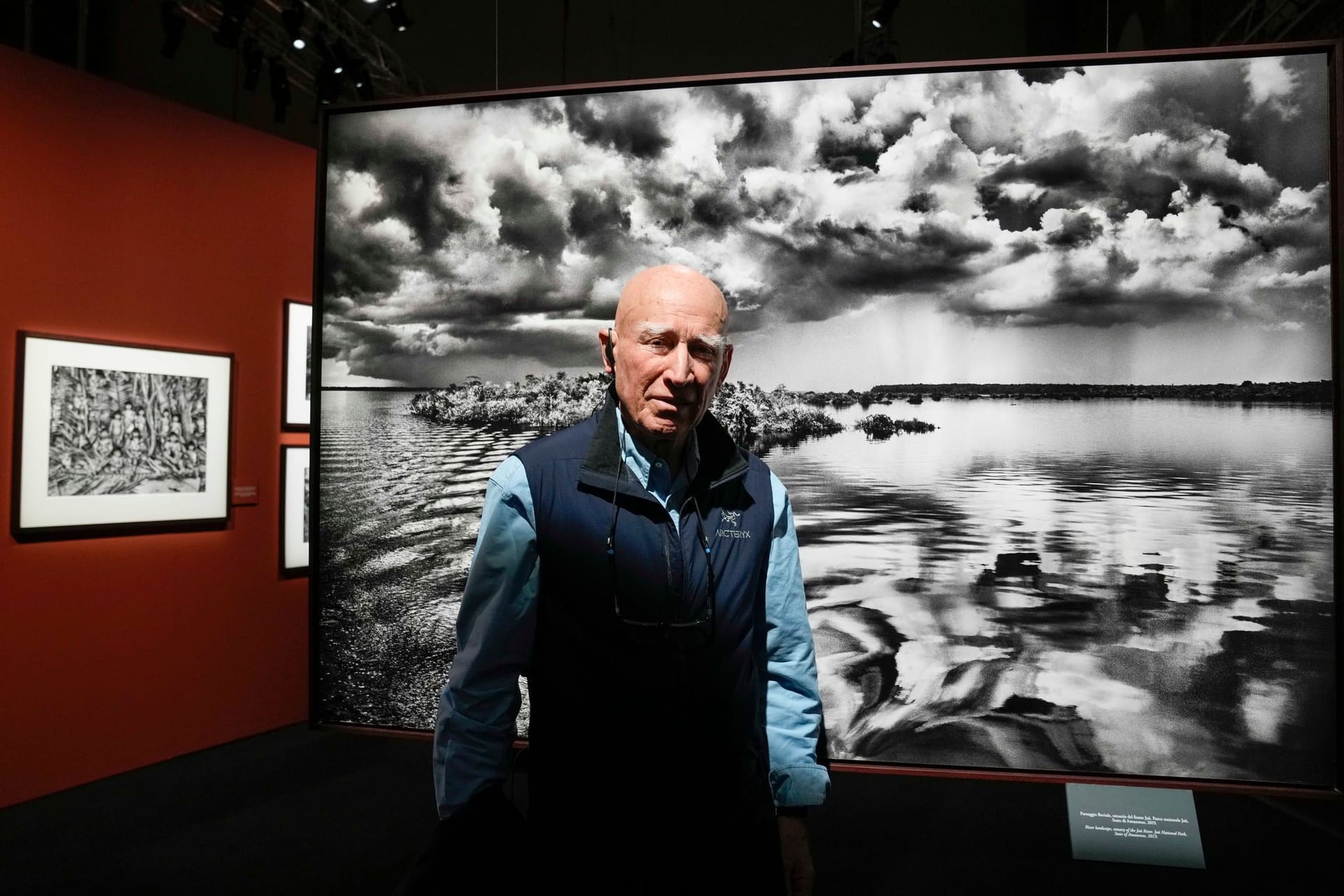 Sebastião Salgado im Jahr 2023 vor einem Bild seiner Ausstellung "Amazonia" in Mailand.