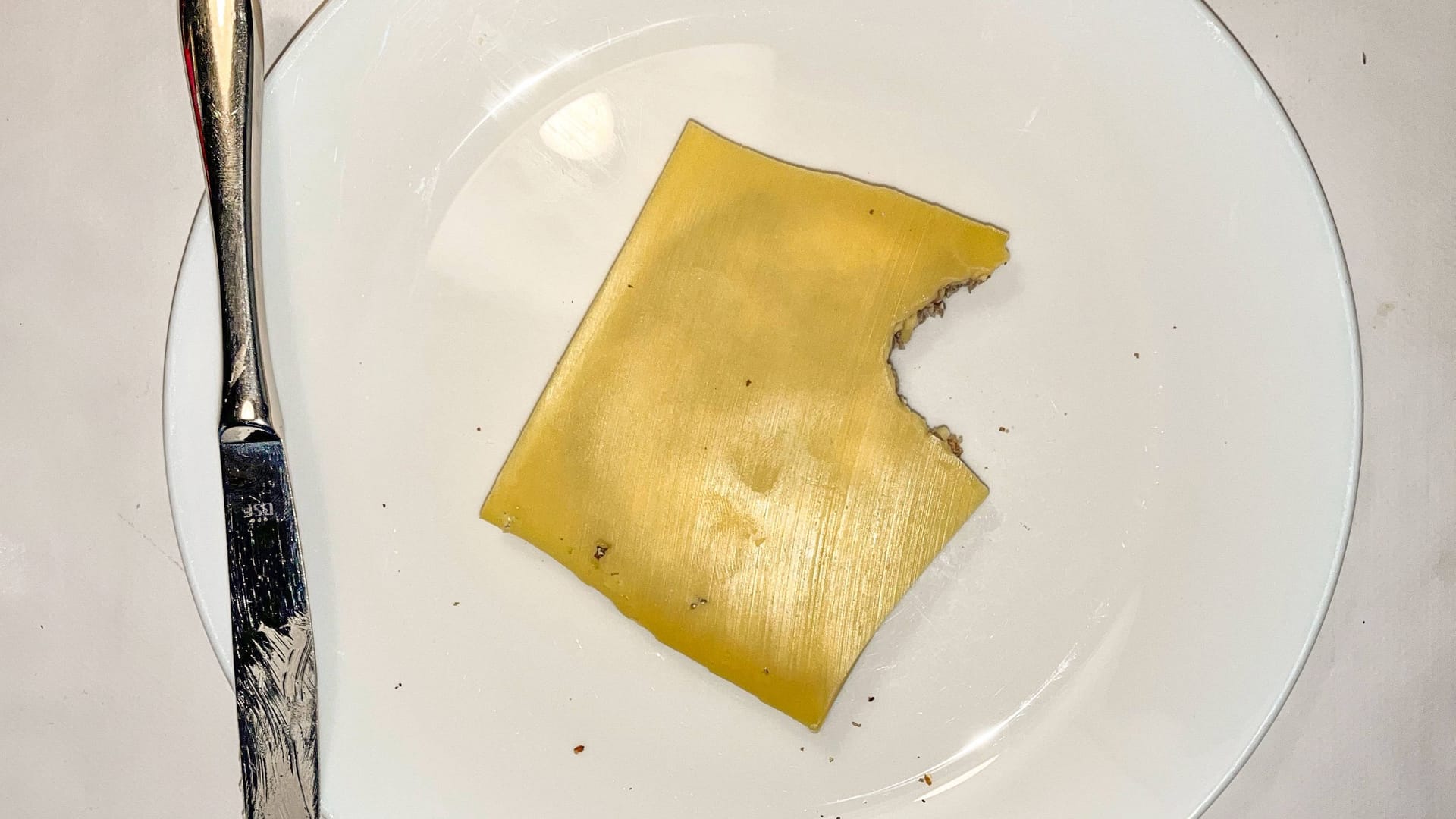 Ein Käsebrot (Archivbild): In Berlin haben einige Einsatzkräfte verschimmelten Gouda bekommen.
