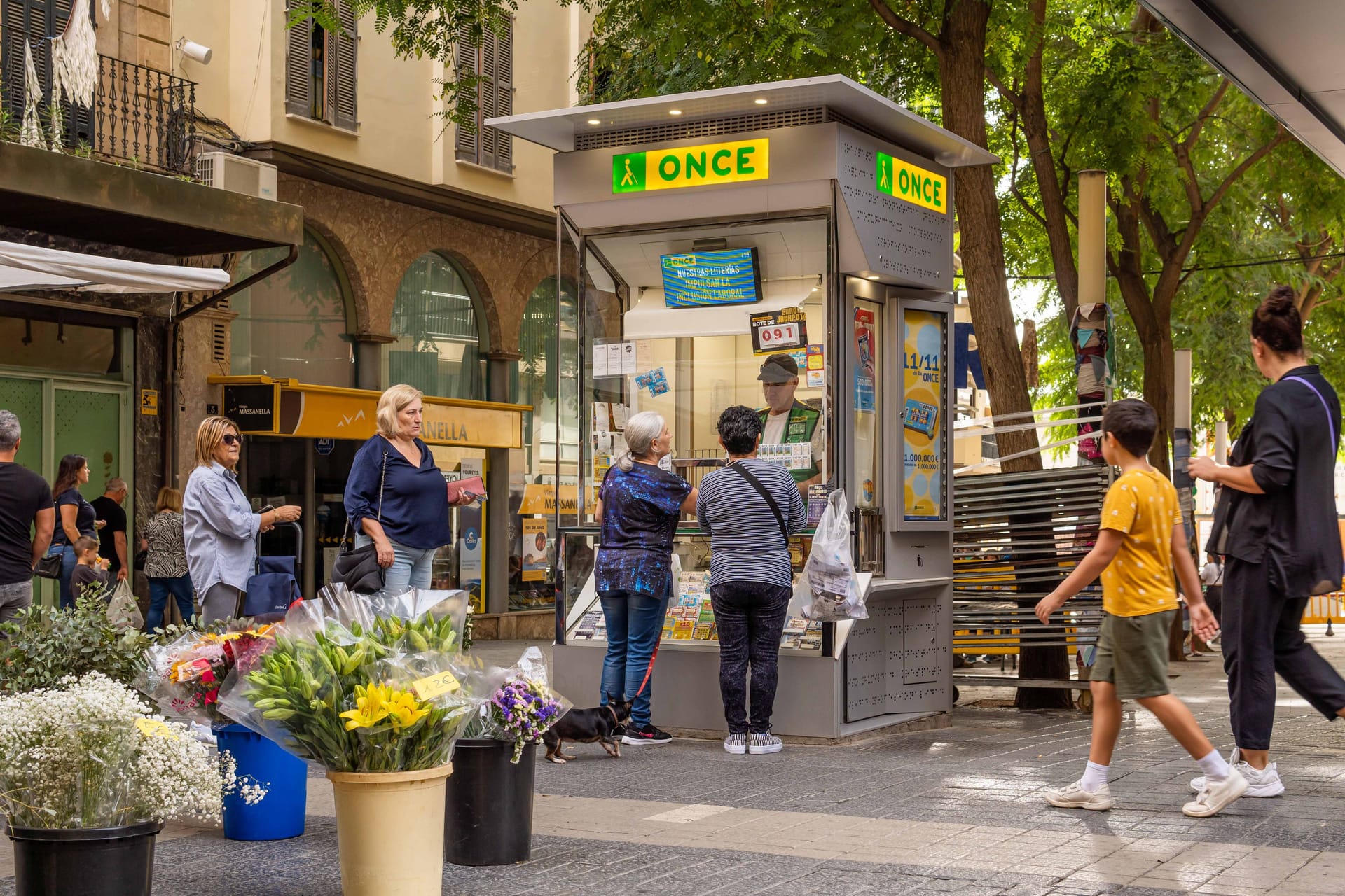 Ein Lotteriestand der spanischen Organisation ONCE auf Mallorca (Archivbild): Zwei Deutsche zogen den Hauptgewinn, lösten ihn aber bisher nicht ein.