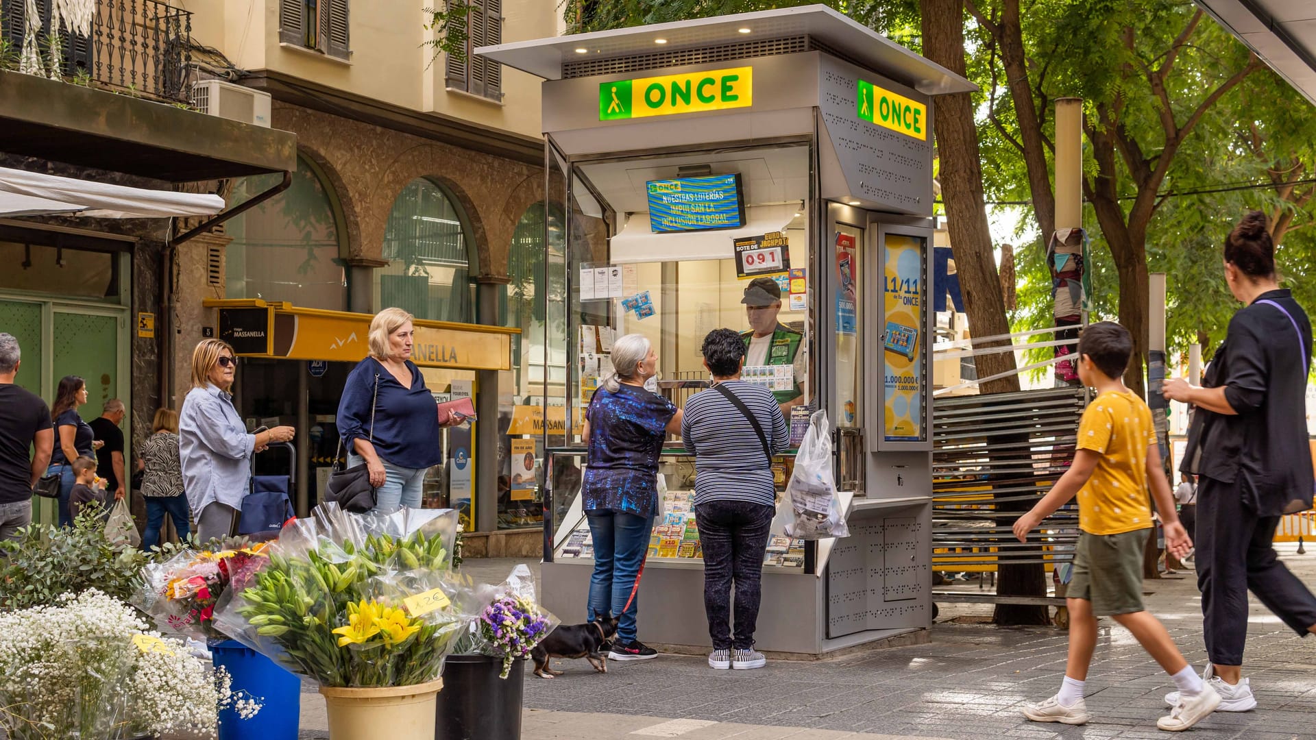 Ein Lotteriestand der spanischen Organisation ONCE auf Mallorca (Archivbild): Zwei Deutsche zogen den Hauptgewinn, lösten ihn aber bisher nicht ein.