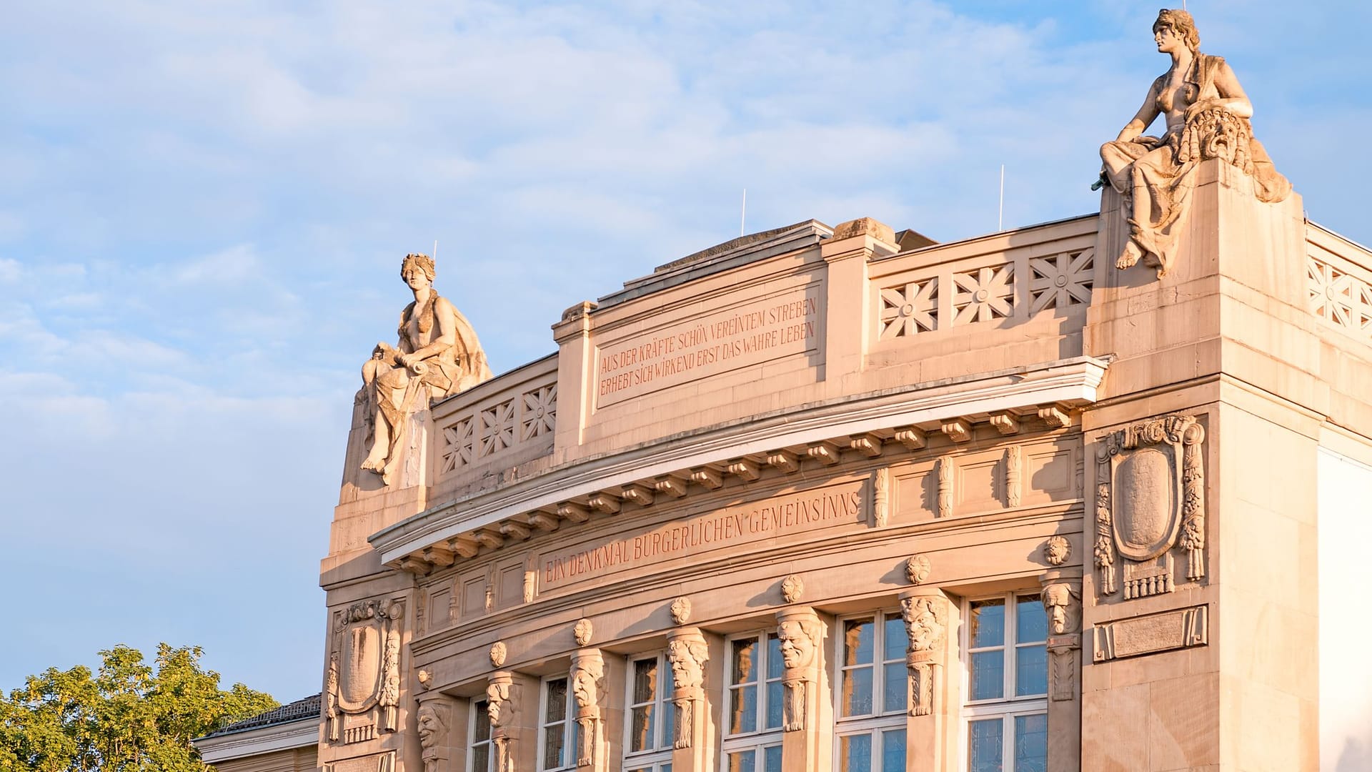 Das Stadttheater Gießen wurde 1909 mit Architekturstilen des Jugendstils und des Klassizismus erbaut.