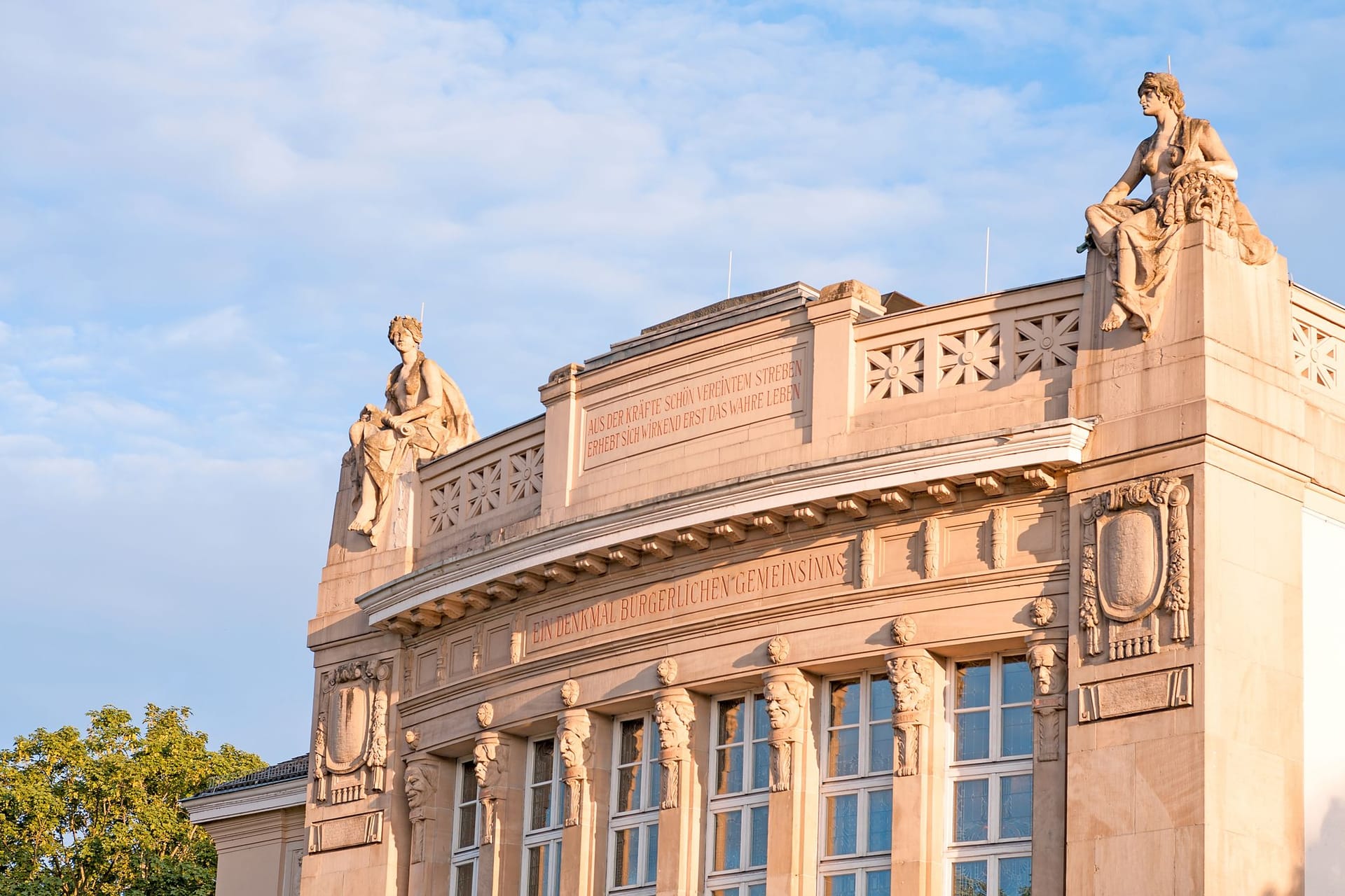Das Stadttheater Gießen wurde 1909 mit Architekturstilen des Jugendstils und des Klassizismus erbaut.