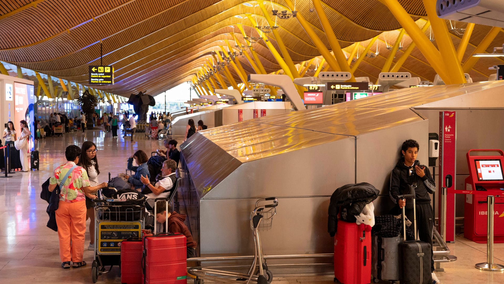 Wartende am Flughafen Madrid: Die Verbindung nach Rom fliegen dieses Jahr mehr als 1,3 Millionen Passagiere.