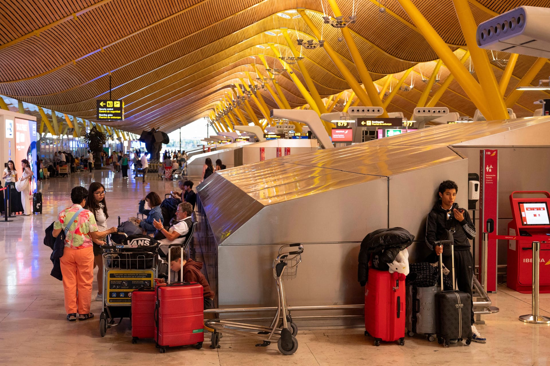 Wartende am Flughafen Madrid: Die Verbindung nach Rom fliegen dieses Jahr mehr als 1,3 Millionen Passagiere.