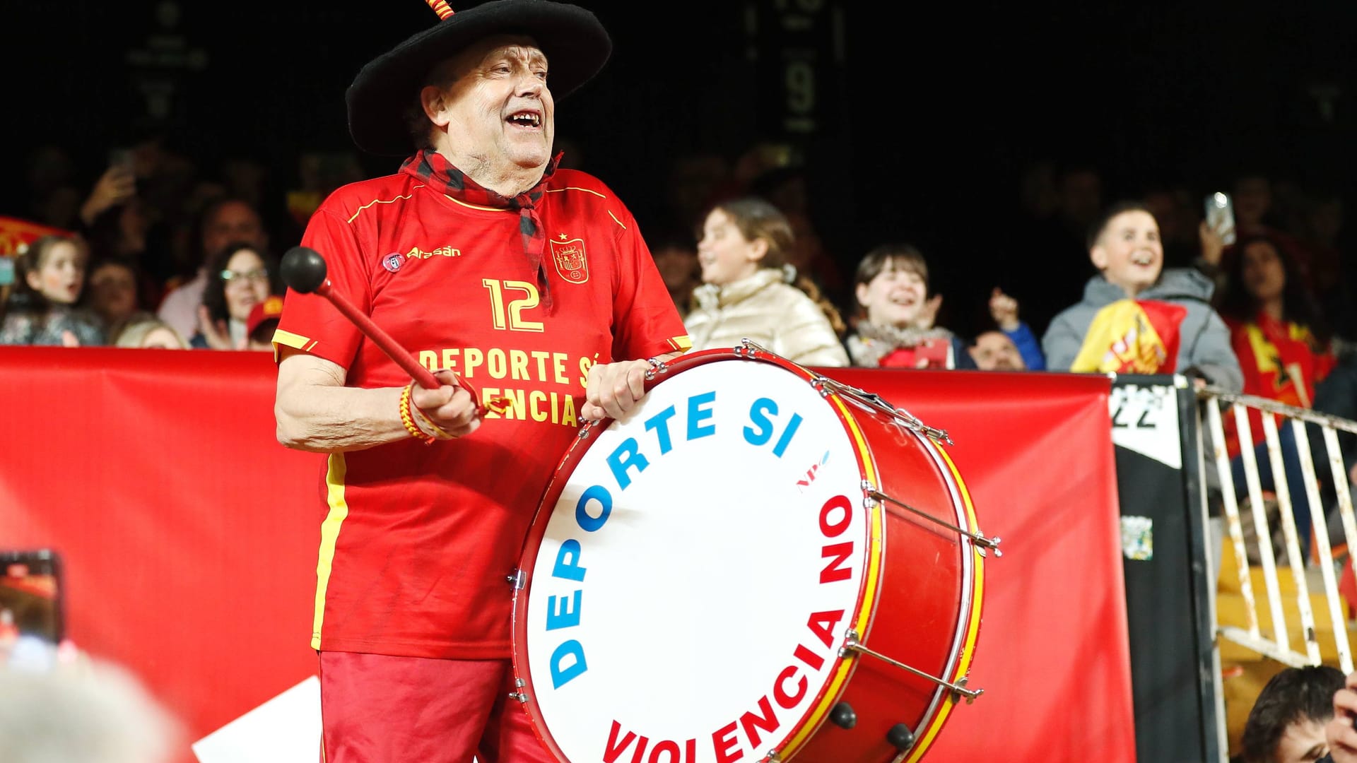 Manolo "el del Bombo" bei einem Länderspiel Spaniens: So kannte man den Fußballfan weltweit.