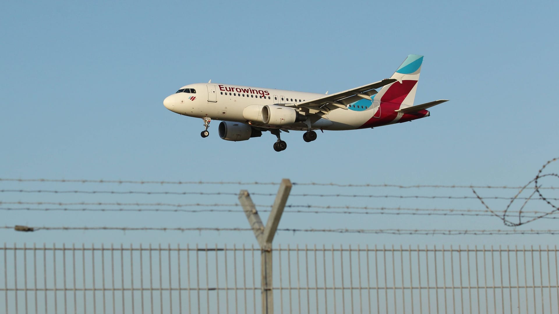 Eine Eurowings-Maschine im Anflug auf den Flughafen Hamburg (Symbolbild): Wegen einer Pistensperrung ändert sich für zwei Wochen die Flugroute. Eine Eurowings-Maschine im Anflug auf den Flughafen Hamburg (Symbolbild): Wegen einer Pistensperrung ändert sich für zwei Wochen die Flugroute.