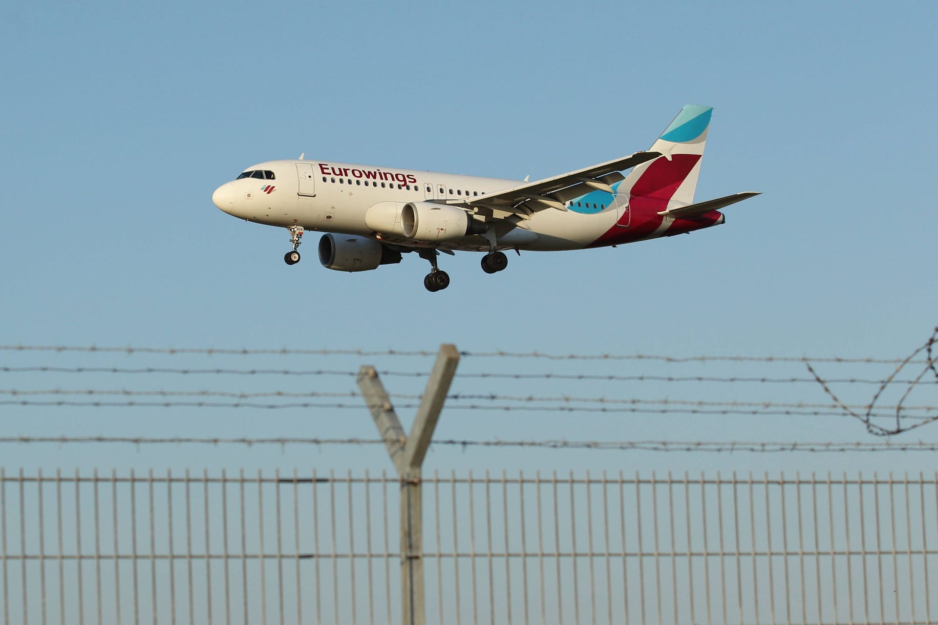 Eine Eurowings-Maschine im Anflug auf den Flughafen Hamburg (Symbolbild): Wegen einer Pistensperrung ändert sich für zwei Wochen die Flugroute.