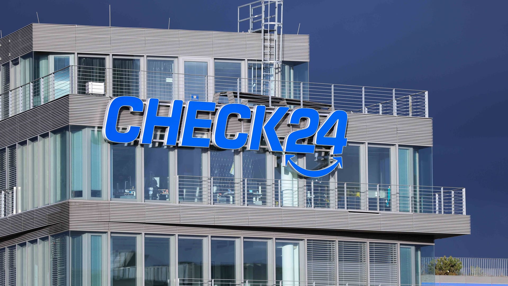 Check24-Logo: Das Vergleichsportal bewertet unter anderem Versicherungen mit Schulnoten – ist das rechtens? Check24-Logo: Das Vergleichsportal bewertet unter anderem Versicherungen mit Schulnoten – ist das rechtens?
