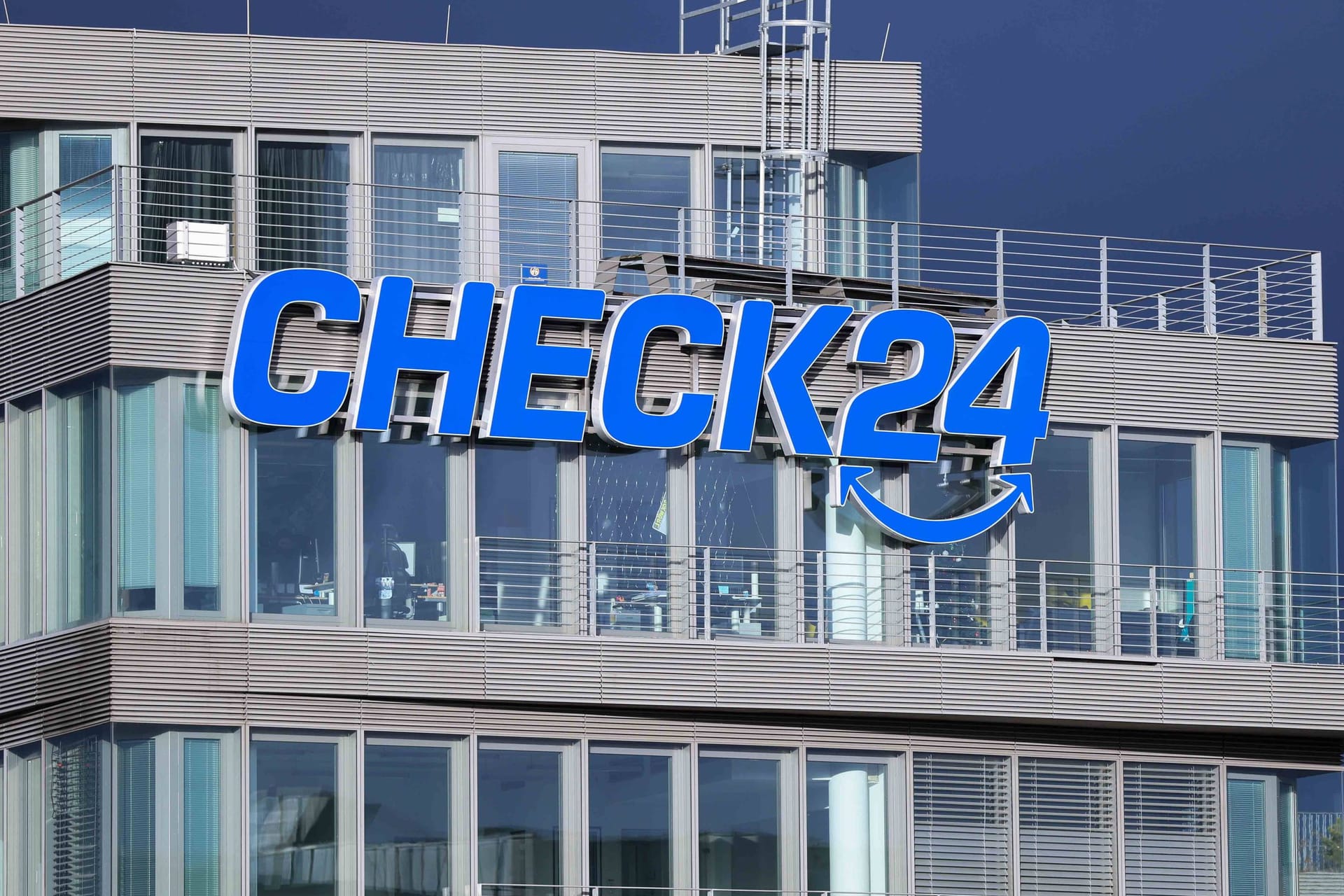 Check24-Logo: Das Vergleichsportal bewertet unter anderem Versicherungen mit Schulnoten – ist das rechtens?