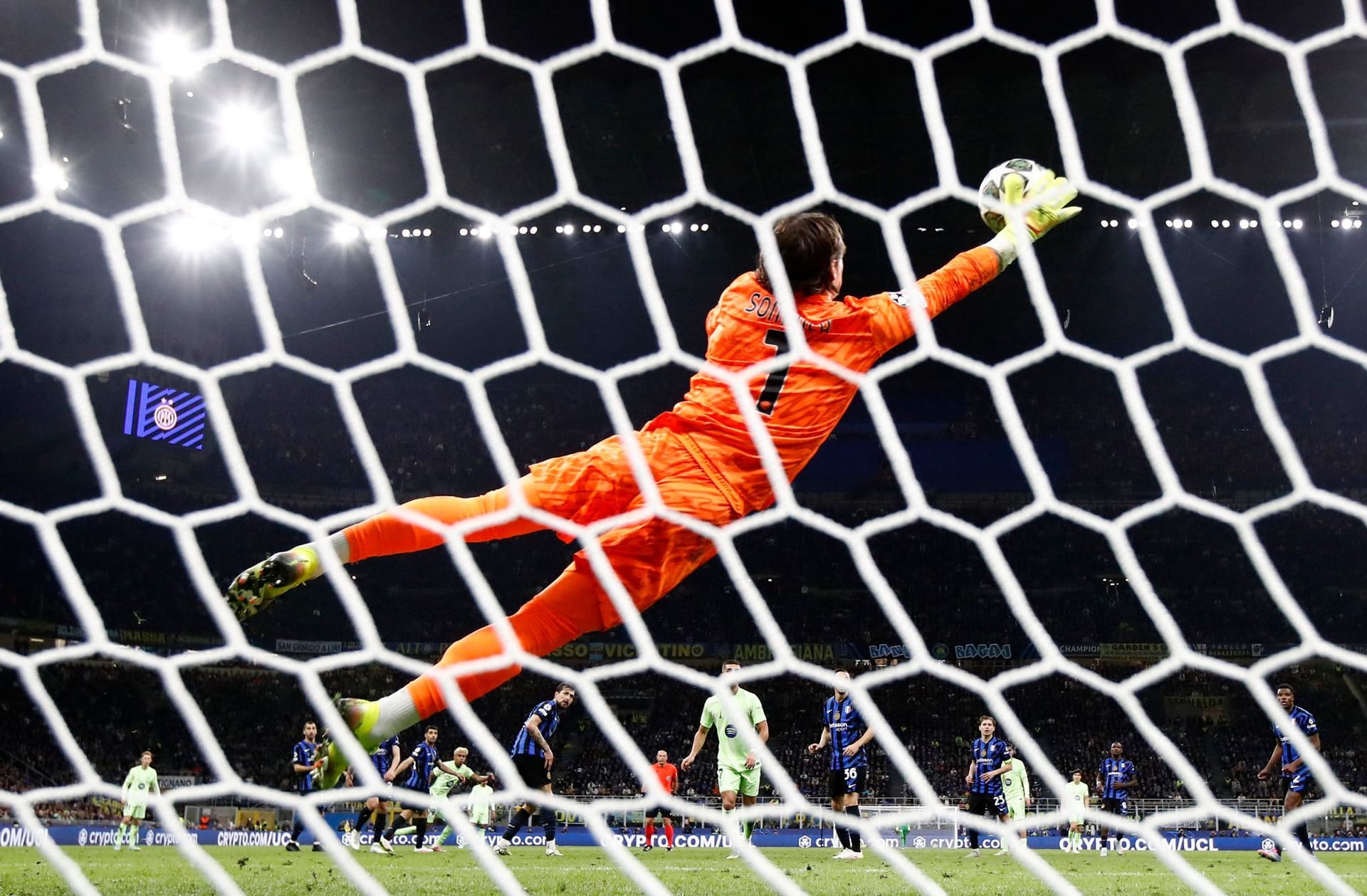 Yann Sommer fliegt durch sein Tor: Mit zahlreichen Paraden rettete er Inter den Sieg gegen Barcelona.