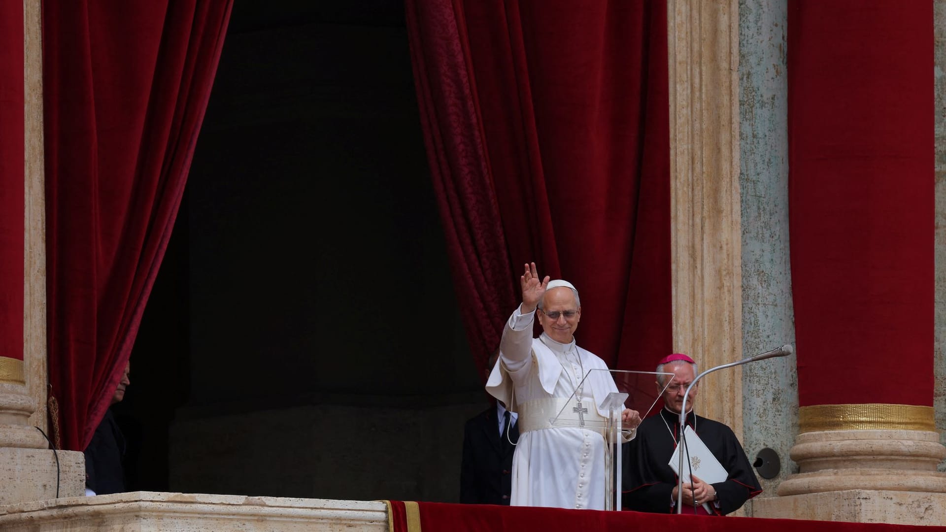 Papst Leo XIV. wird von zehntausenden Gläubigen zum Sonntagsgebet auf dem Petersplatz empfangen.