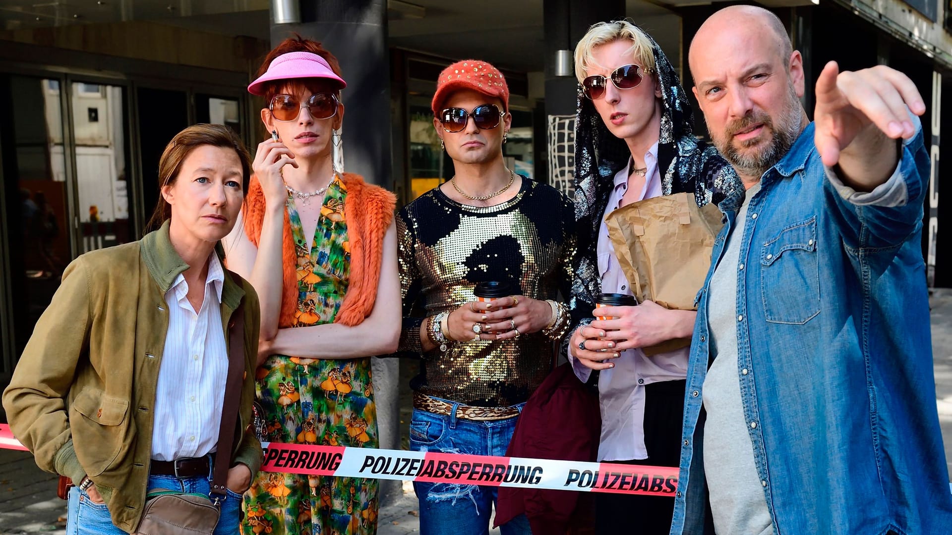"Ein feiner Tag für den Bananenfisch": Schaulustige haben sich am Tatort versammelt. Darunter die Dragqueens.