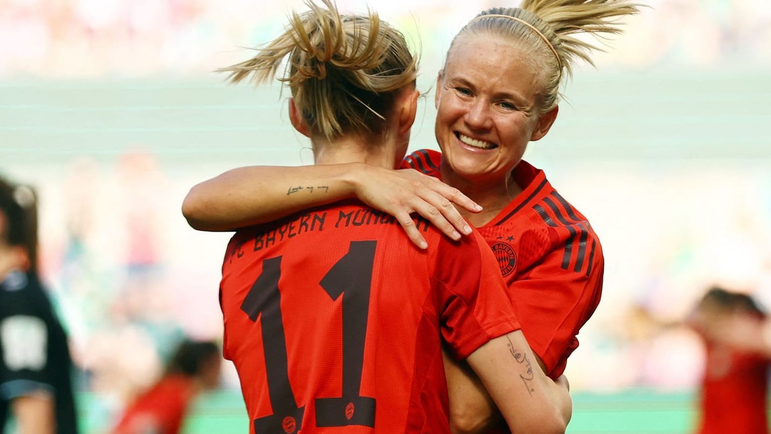 Lea Schüller (l.) und Pernille Harder feiern: Der FC Bayern hat sich gegen Werder Bremen durchgesetzt.