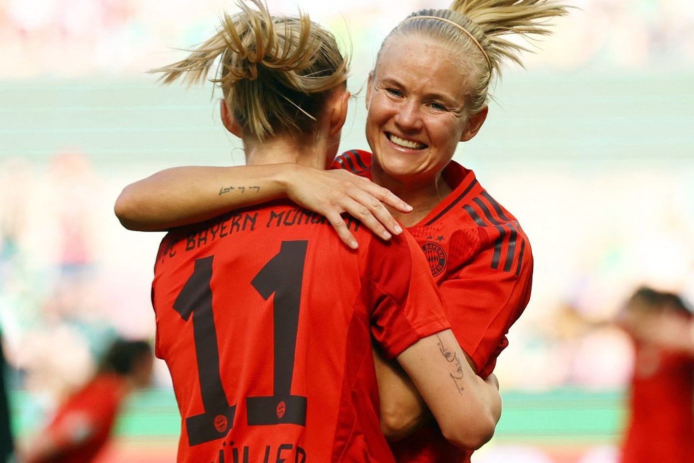 Lea Schüller (l.) und Pernille Harder feiern: Der FC Bayern hat sich gegen Werder Bremen durchgesetzt.