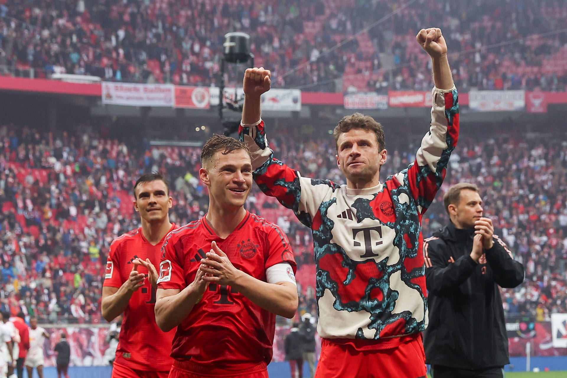 Im Mai stand die Meisterschaft endgültig fest. Bayerns bejubelte das 3:3 gegen RB Leipzig bereits als theoretischer Meister. Leverkusens 2:2 gegen den SC Freiburg machte den Meistertitel der Münchner perfekt. Im Mai stand die Meisterschaft endgültig fest. Bayerns bejubelte das 3:3 gegen RB Leipzig bereits als theoretischer Meister. Leverkusens 2:2 gegen den SC Freiburg machte den Meistertitel der Münchner perfekt.