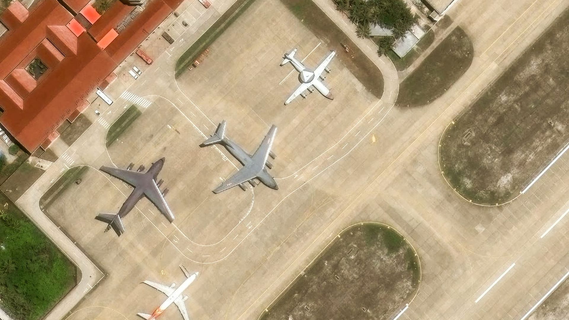 Mehrere chinesische Militärflugzeuge stehen auf einem Flugplatz auf den Paracelsus-Inseln.