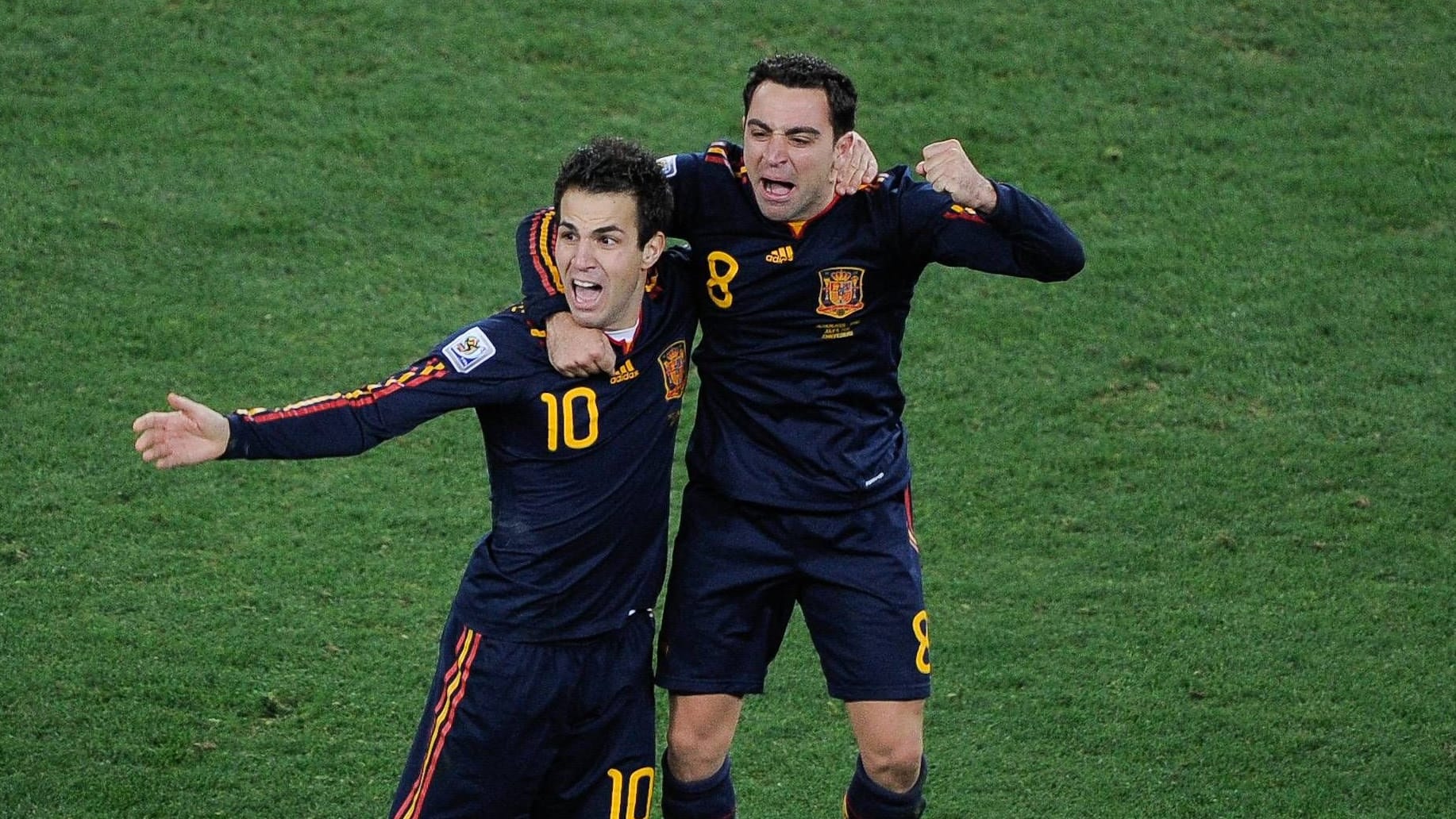 Cesc Fàbregas (l.) und Xavi: Beide spielten einst für die spanische Nationalmannschaft.