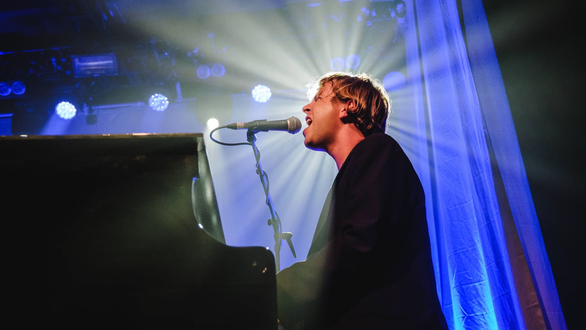 Tom Odell am Klavier bei einem Konzert in Bern im Oktober 2022 (Archivbild): Der britische Singer-Songwriter kommt mit seiner Arena-Tour 2025 auch in die Olympiahalle. Tom Odell am Klavier bei einem Konzert in Bern im Oktober 2022 (Archivbild): Der britische Singer-Songwriter kommt mit seiner Arena-Tour 2025 auch in die Olympiahalle.