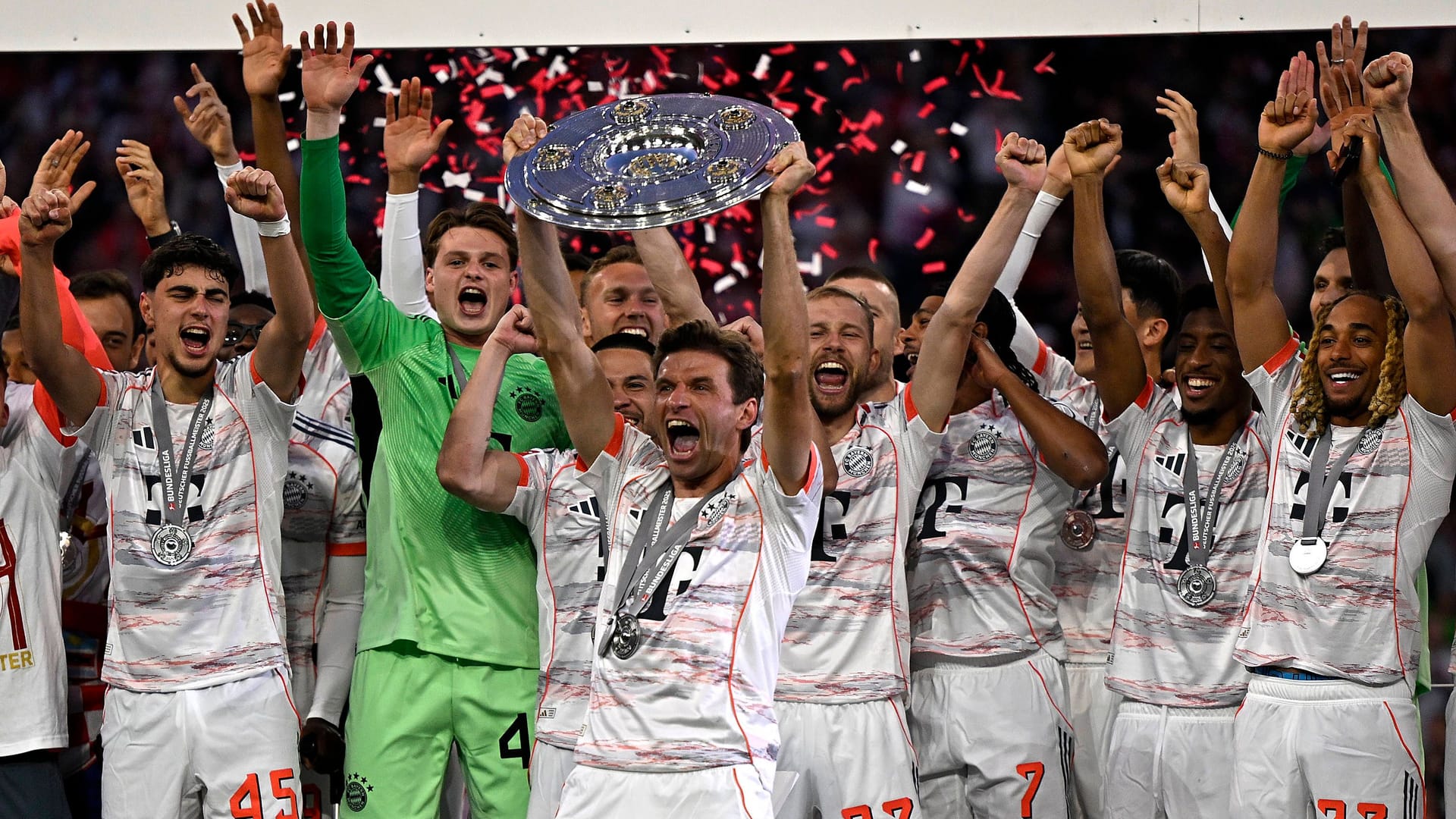 Thomas Müller: Der 35-Jährige hält zum Abschied seine 13. Meisterschale in die Höhe und ist damit der Rekordmeister beim Rekordmeister.