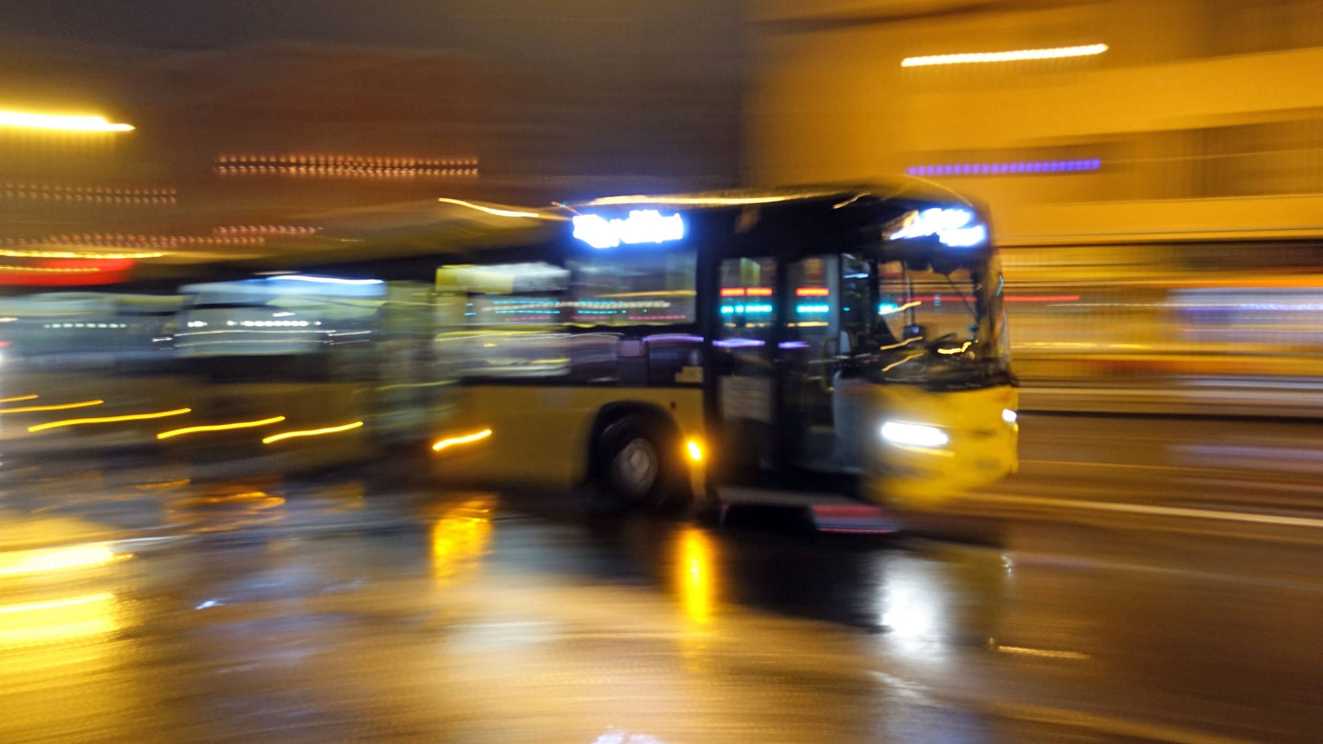 Ein Nachtbus in Berlin (Archivbild): In Hellersdorf ist ein Mann schwer verletzt worden. Ein Nachtbus in Berlin (Archivbild): In Hellersdorf ist ein Mann schwer verletzt worden.