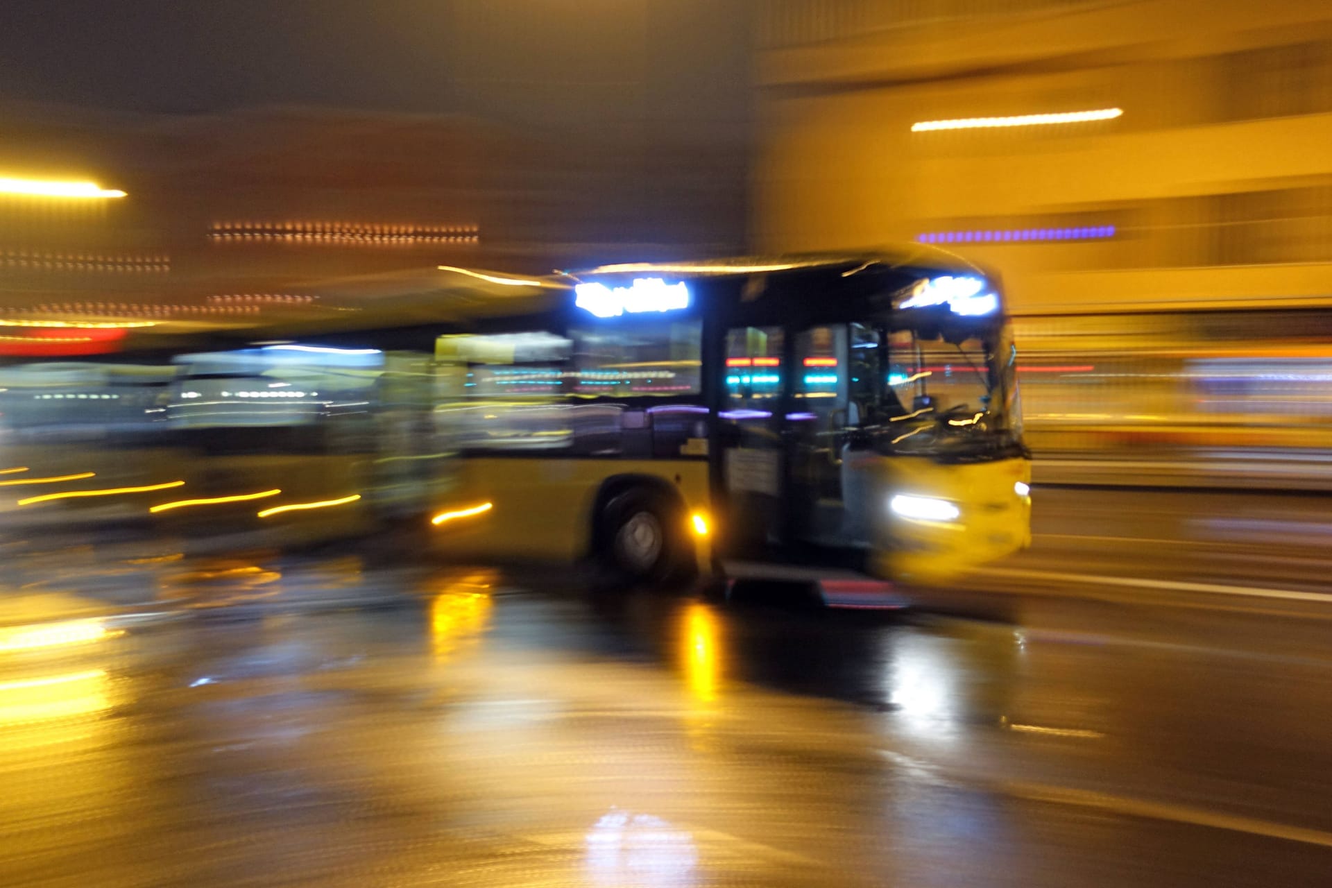 Ein Nachtbus in Berlin (Archivbild): In Hellersdorf ist ein Mann schwer verletzt worden.
