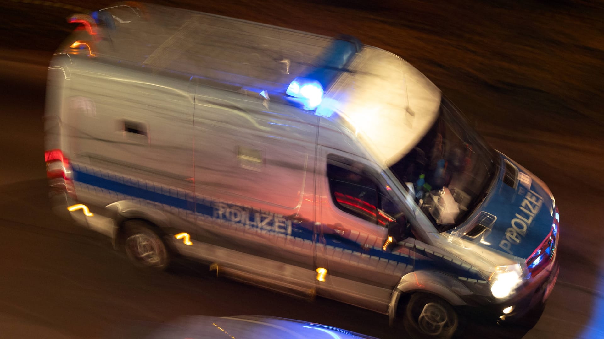 31.12.2024, Berlin, GER - Gefangenentransportwagen der Polizei bei Nacht auf Einsatzfahrt. Alltag, aussen, Aussenaufnahme, Berlin, Beruf, Bewegungsunschaerfe, Blaulicht, Blaulichtfahrt, deutsch, Deutschland, Draufsicht, Einsatz, Einsatzfahrt, Einsatzfahrzeug, Einsatzwagen, Europa, europaeisch, faehrt, fahren, fahrend, Fahrzeug, Gefangene, Gefangenenkraftwagen, Gefangenensammeltransport, Gefangenensammeltransporter, Gefangenentransportwagen, Gefangennahme, GefKw, Gesellschaft, gezoomt, Haft, Hilfe, innere Sicherheit, Jahreszeit, Job, KfZ, Kraftfahrzeug, Mannschaftswagen, 31.12.2024, Berlin, GER - Gefangenentransportwagen der Polizei bei Nacht auf Einsatzfahrt. Alltag, aussen, Aussenaufnahme, Berlin, Beruf, Bewegungsunschaerfe, Blaulicht, Blaulichtfahrt, deutsch, Deutschland, Draufsicht, Einsatz, Einsatzfahrt, Einsatzfahrzeug, Einsatzwagen, Europa, europaeisch, faehrt, fahren, fahrend, Fahrzeug, Gefangene, Gefangenenkraftwagen, Gefangenensammeltransport, Gefangenensammeltransporter, Gefangenentransportwagen, Gefangennahme, GefKw, Gesellschaft, gezoomt, Haft, Hilfe, innere Sicherheit, Jahreszeit, Job, KfZ, Kraftfahrzeug, Mannschaftswagen,