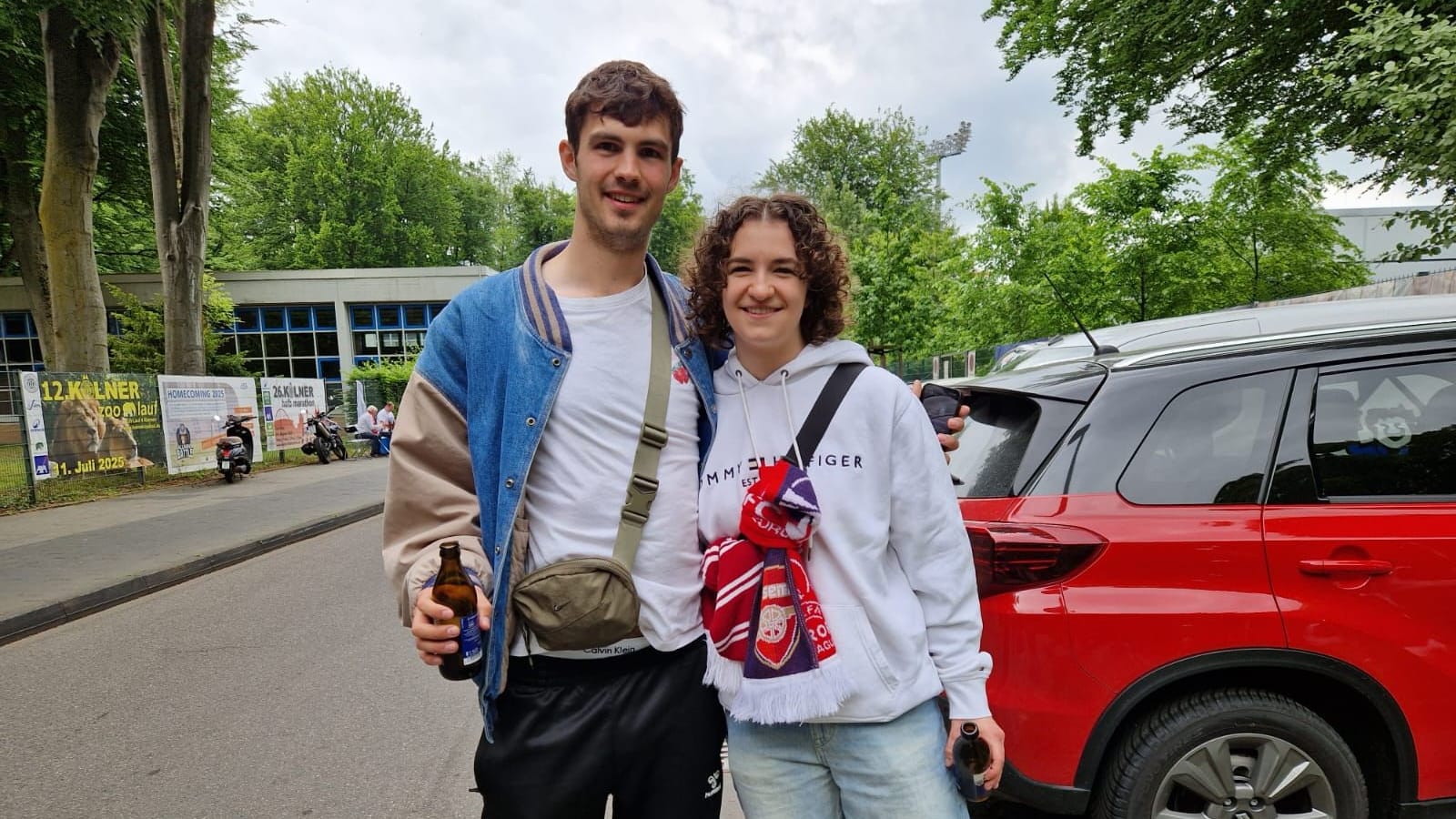 Lucas und Kaya fiebern einem Sieg des FC entgegen.