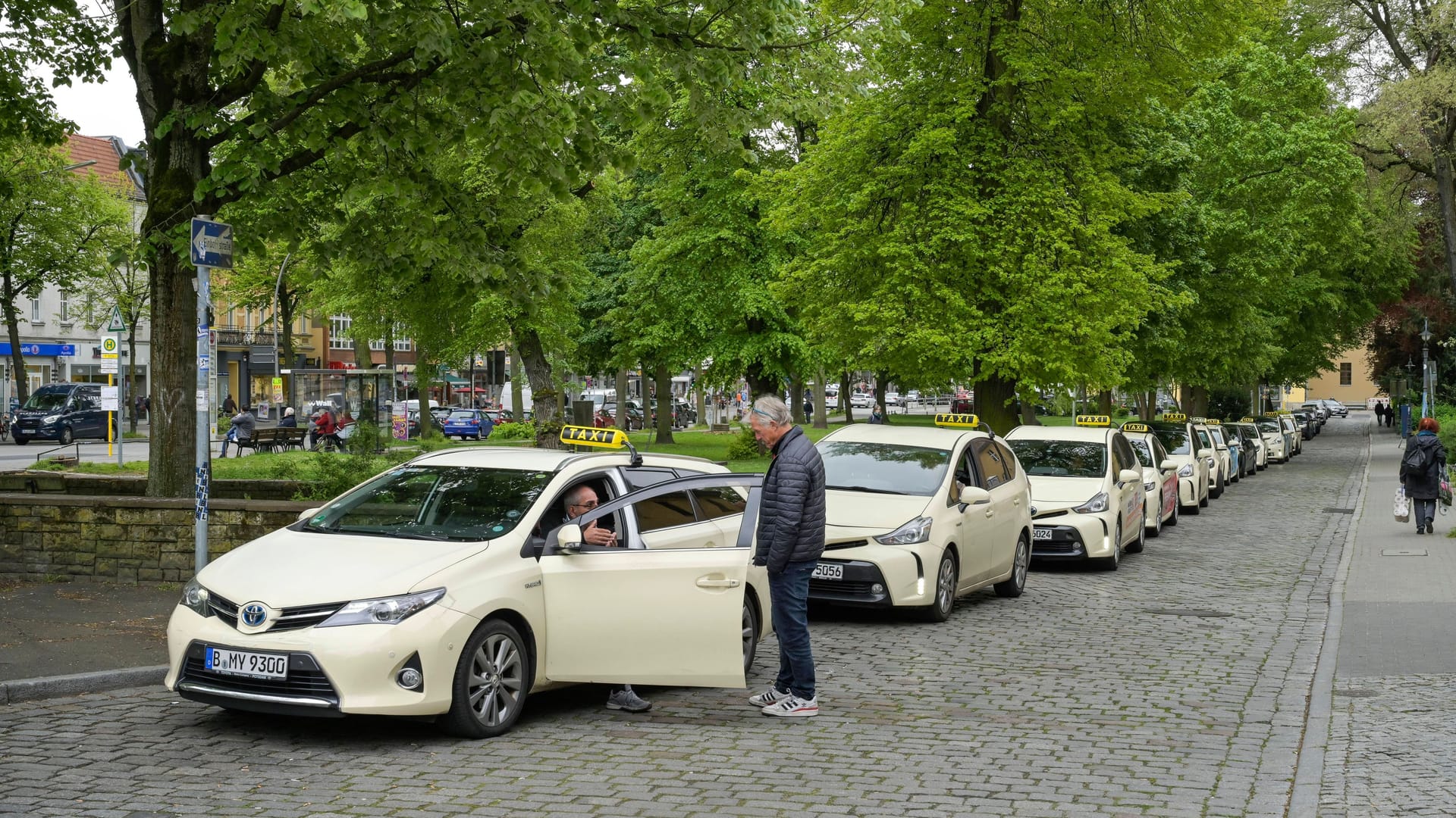 Wartende Taxis in einer Schlage (Archivbild): Die meisten Taxifahrer in Berlin sind männlich.