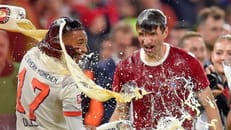 Thomas Müller stellt seinem Mitspieler eine Falle