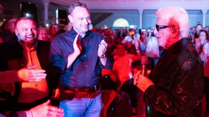 Schlager- und Volksmusikstar Heino (r) steht während eines Konzerts seiner Tour „Made in Germany“ in der Börse Coswig neben Carsten Büttner (l) und Alexander Dierks (beide CDU, M), Landtagspräsident in Sachsen.