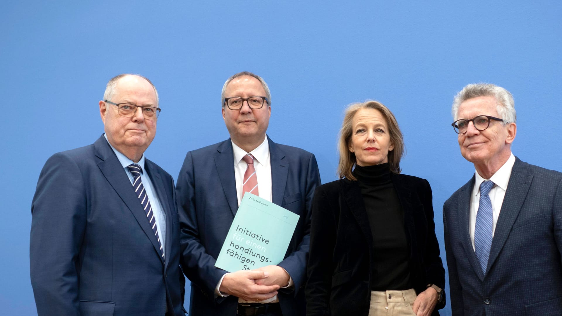 Die Autoren der Initiative "handlungsfähiger Staat" (v.l.) Peer Steinbrück, Andreas Voßkuhle, Julia Jäkel und Thomas de Maizière (Archiv): Einen ihrer Vorschläge haben Merz und Klingbeil umgesetzt.